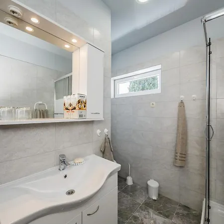 Appartement Andriana With Outdoor Pool *